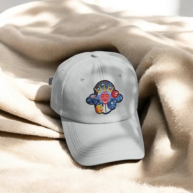 Casquette blanche personnalisée avec le patch visage cosmique Ecusson visage cosmique brodé sur une casquette