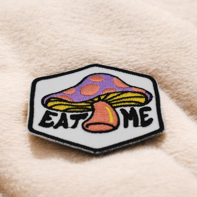 Écusson thermocollant original et stylé patch à message EAT ME avec champignon fun