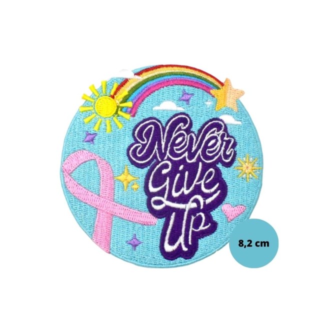 Détail net du patch Never Give Up, arc-en-ciel, ruban rose et nuages brodés en relief, pour sensibiliser à la lutte contre le cancer.