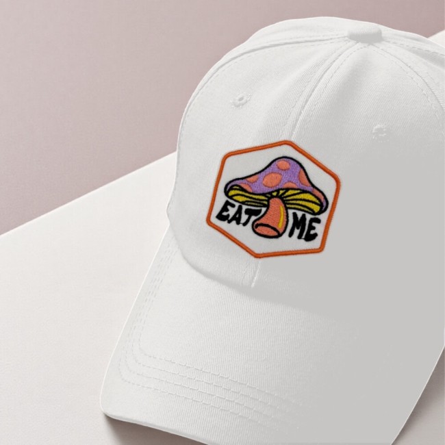 Patch brodé EAT ME vintage à coller sur une casquette écusson brodé champignon seventies sur une casquette blanche - contour du patch brodé de fil orange