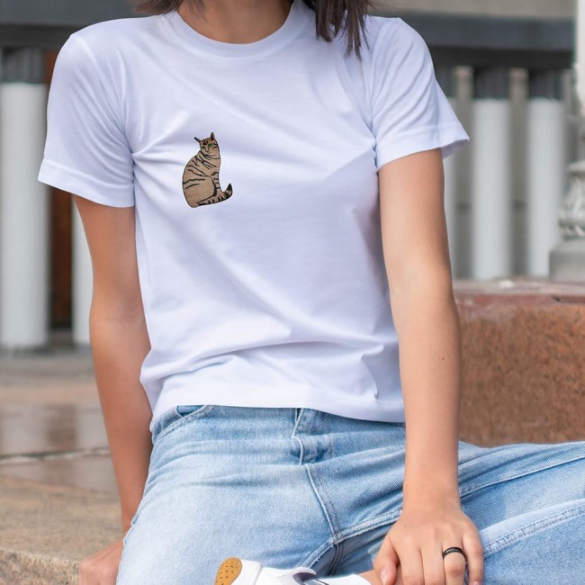 Petit patch chat brodé posé sur tee-shirt blanc