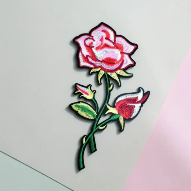 Grand patch brodé rose rose et rouge sur tige verte