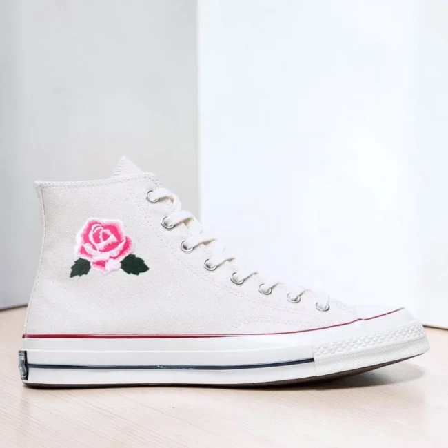Écusson fleur rose sur basket blanche Patch rose brodée rose posé sur une basket montante blanche