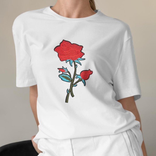 Grand écusson rose rouge sur un tee-shirt
