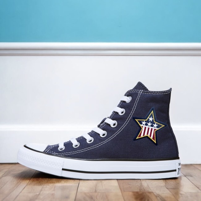 Customisation sneaker avec patch drapeau américain Écusson USA thermocollant posé sur sneaker bleue