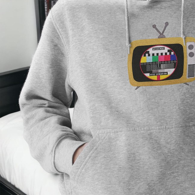 Patch grand format NO SIGNAL – modèle original cousu sur un hoodie Motif télévision avec boutons rotatifs et antenne