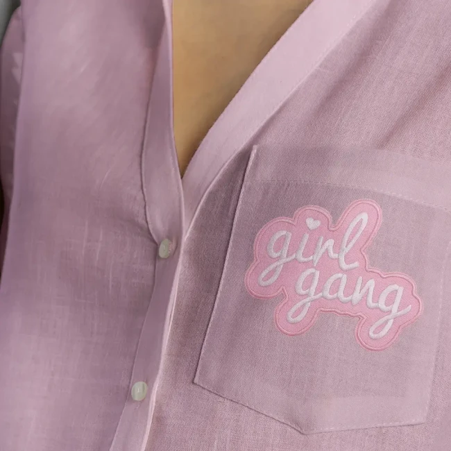 Patch girl gang, écusson brodé gang de filles Ecusson thermocollant gang de fille sur une chemise rose