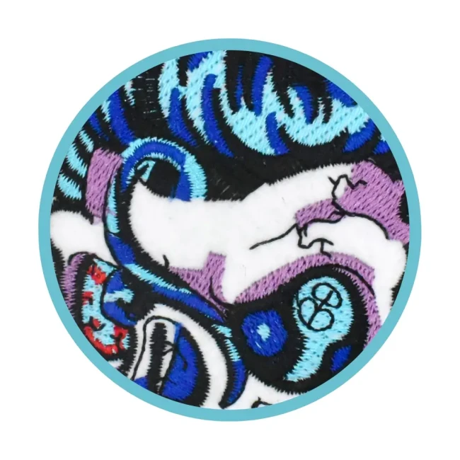 Zoom sur les détails du patch tête de mort Détail de la broderie du crâne rockabilly bleu et mauve