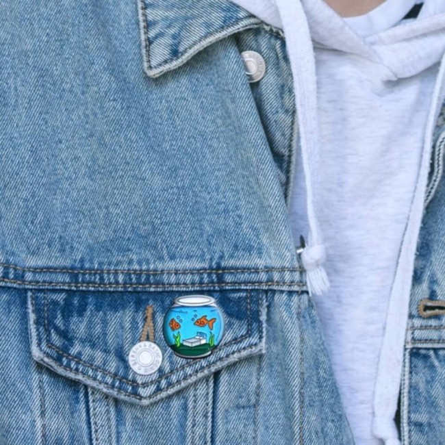 pins fun aquarium à porter sur une veste en jean