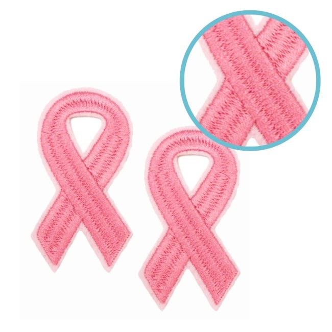 Zoom sur la broderie du ruban rose – détail des fils