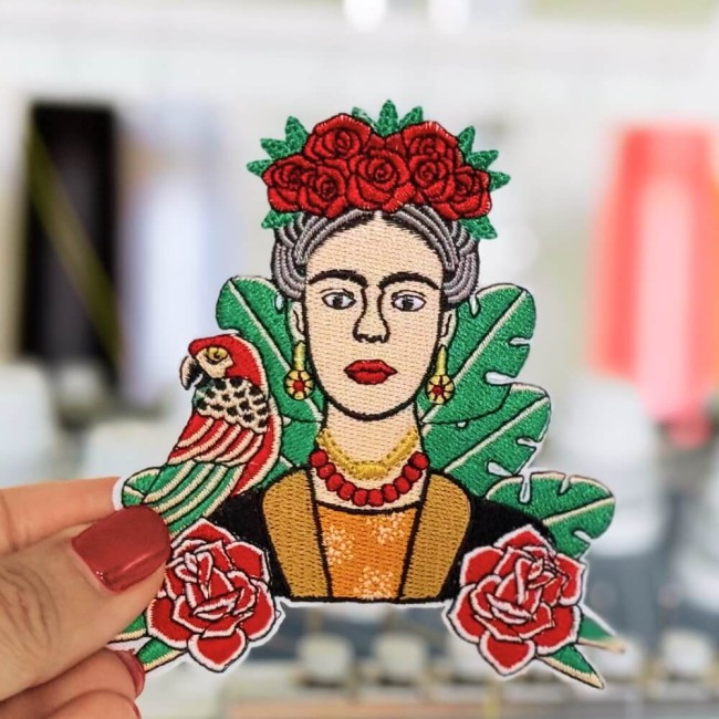 Broderie Frida Kahlo entièrement brodé dans mon atelier près de Paris