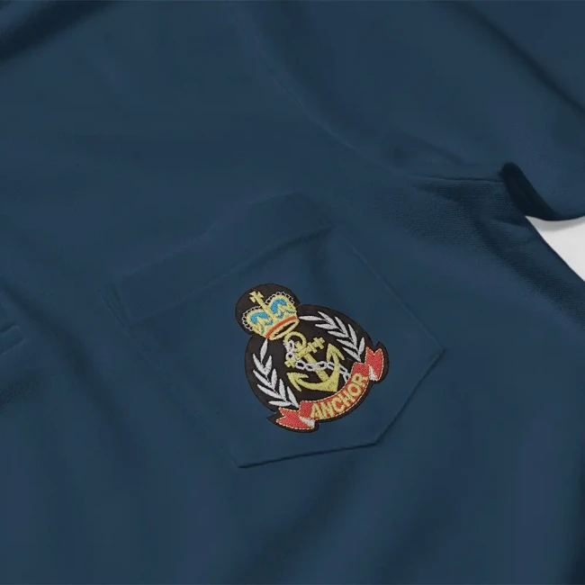 Détail du patch thermocollant ANCHOR sur chemise marine mesurant 7,6 x 6,6 cm
