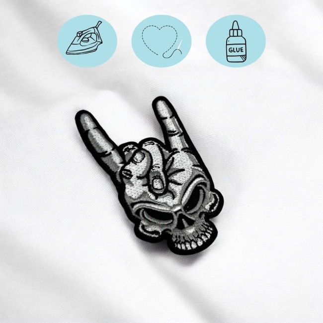 Motif tête de mort et main rock brodés en noir et gris