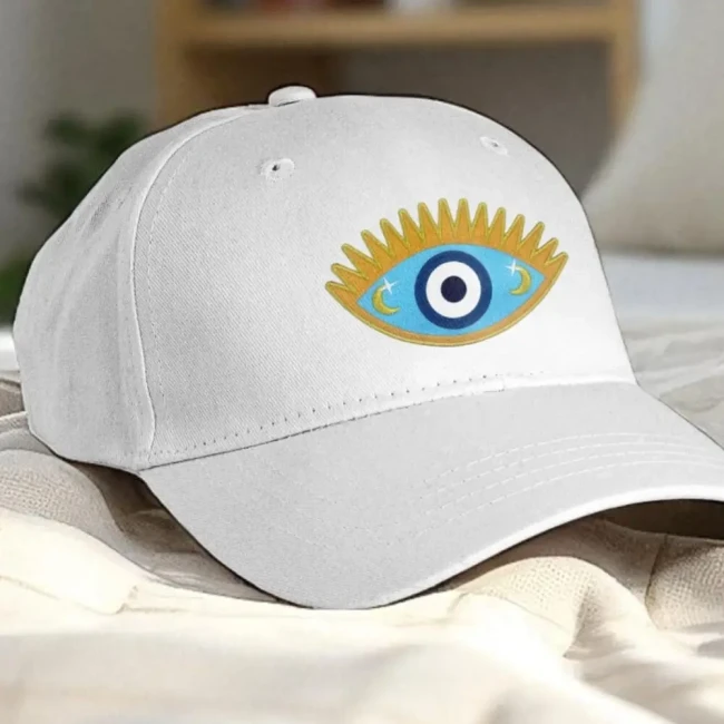 écusson thermcollant oeil protecteur sur une casquette Patch contre le mauvais œil collé sur une casquette blanche