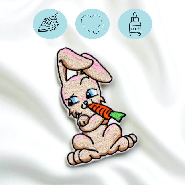 Patch lapin kawaii à coudre ou à thermocoller Zoom sur la broderie du patch lapin - couleurs vives et contours nets