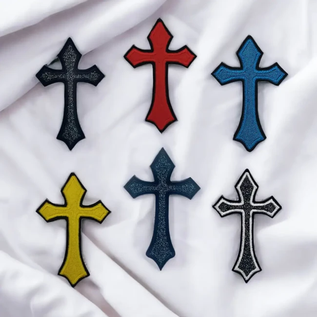 Ecusson brodé croix gothique avec 18 combos de couleurs au choix Patch thermocollant croix plusieurs tailles disponibles