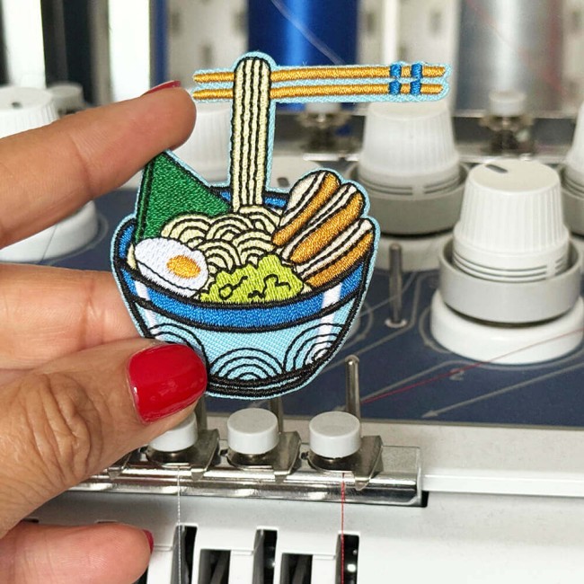 Ecusson ramen bleu brodé Patch ramen bleu tenue dans ma main dans mon atelier