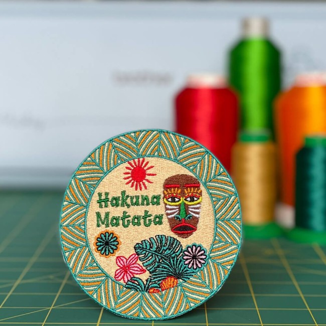 Patch Hakuna Matata brodé avec masque africain et fleurs