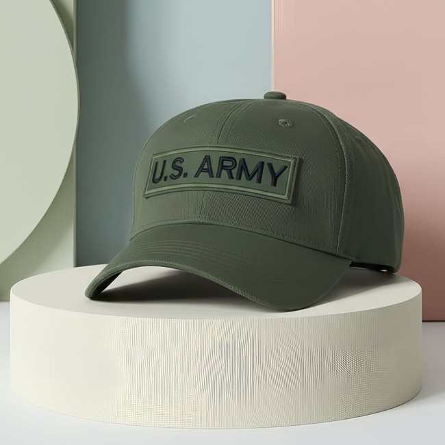 Ecusson US ARMY noir et kaki sur une casquette kaki casquette kaki avec le patch noir us army photographié de profil