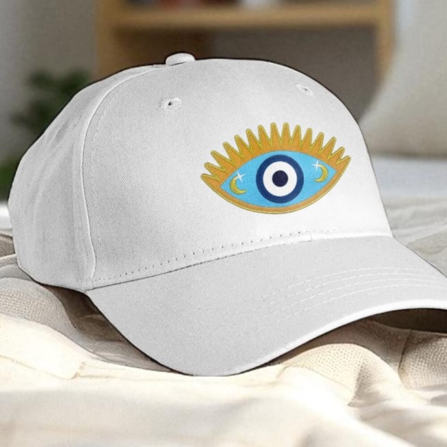 écusson thermcollant oeil protecteur sur une casquette Patch contre le mauvais œil collé sur une casquette blanche