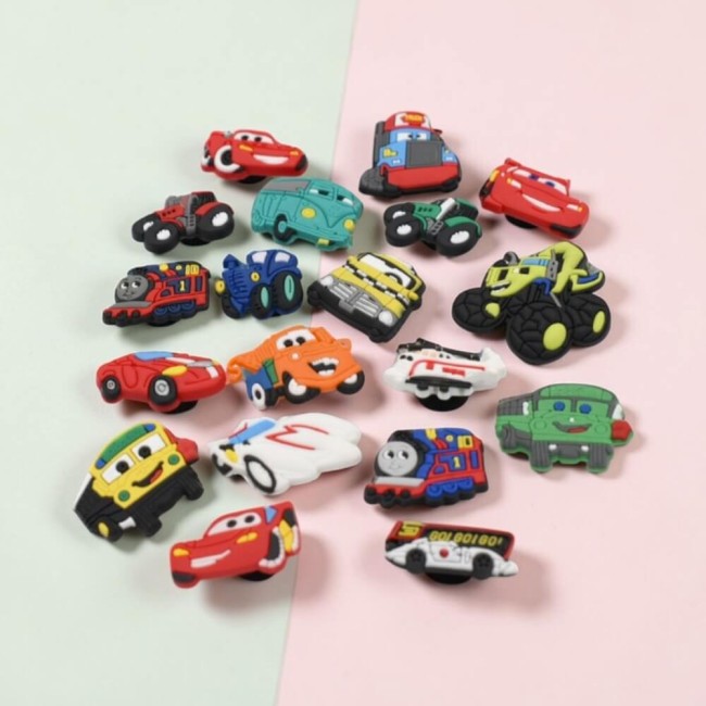 Ces breloques cars vous permettront de décorer vos sandales ou sabots comme les Crocs. 19 shoe charms Cars pour sabots type crocs