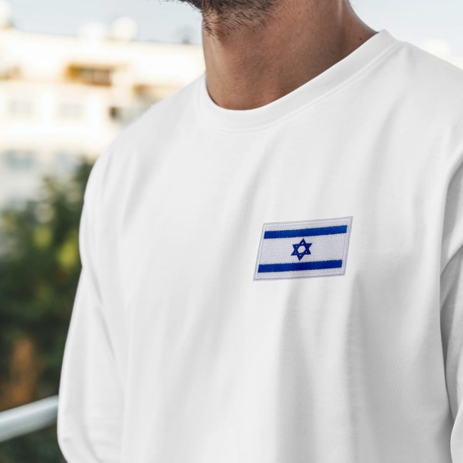 Patch brodé drapeau Israël posé sur un t-shirt