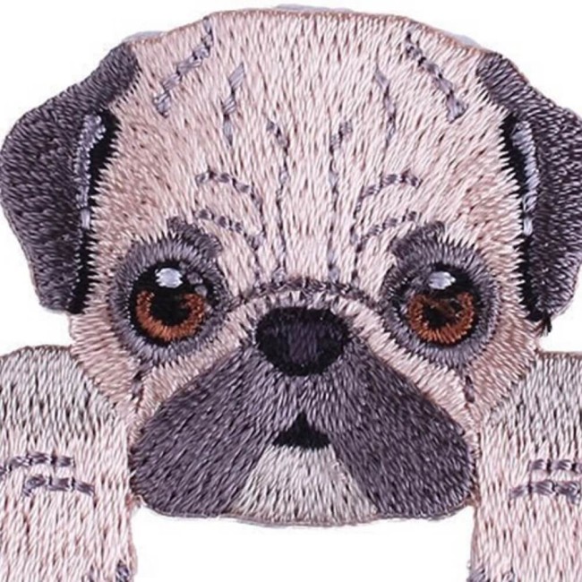Détails de la broderie du patch bouledogue 100% brodé zoom sur l'écusson petit bouledogue