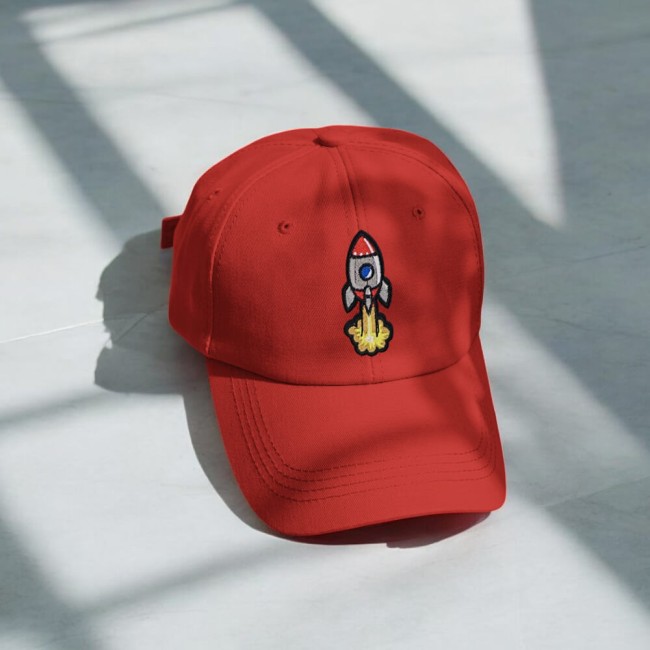 Casquette rouge customisée avec l'écusson fusée Patch fusée brodé sur une casquette rouge