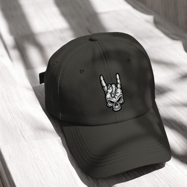Patch brodé main rock et tête de mort sur une casquette noire