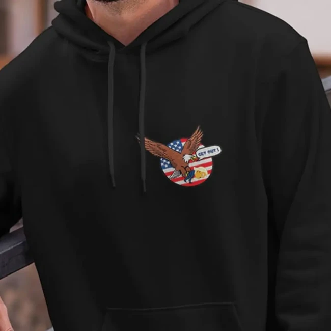 Sweat noir porté par un homme, customisé avec un patch brodé USA satirique GET OUT représentant un aigle américain et Trump Hoodie noir customisé avec patch brodé USA GET OUT