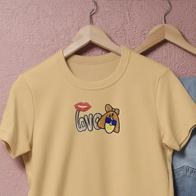 Patch LOVE appliqué sur t-shirt beige – rendu porté Écusson thermocollant LOVE cousu sur t-shirt beige