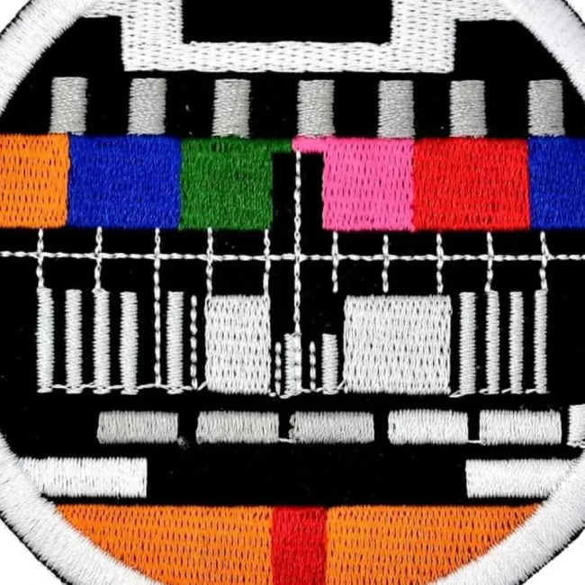 Gros plan sur la broderie du patch mire TV vintage Patch brodé mire TV vintage, gros plan sur la broderie