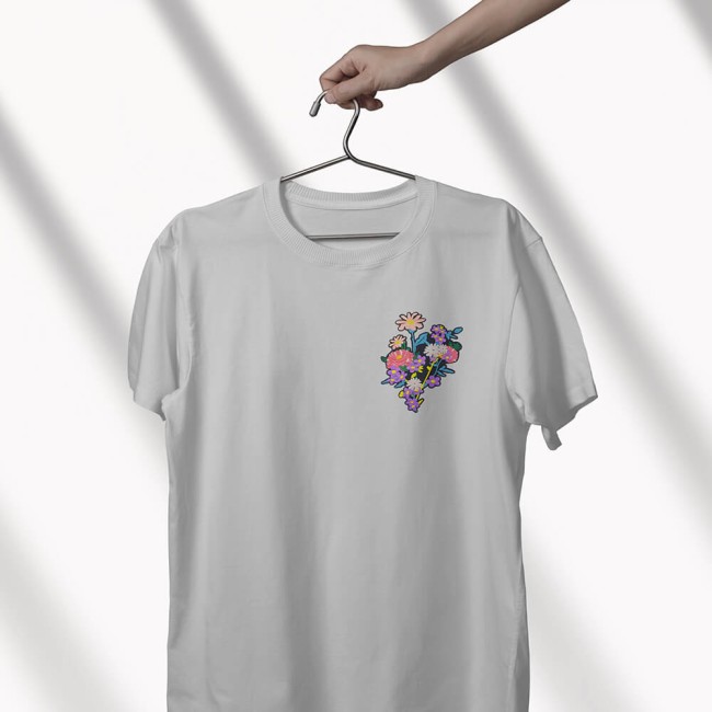 Écusson bouquet de fleurs sur un tee-shirt gris clair 