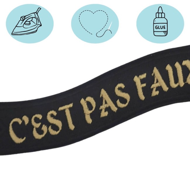 Patch brodé noir “C’EST PAS FAUX” en gros plan