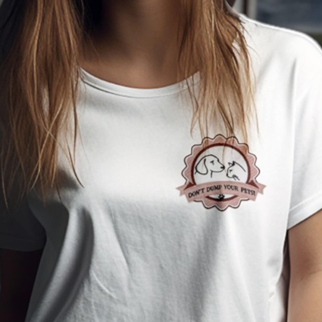 Patchs brodés chien, chat - modèle qui customise un tee-shirt