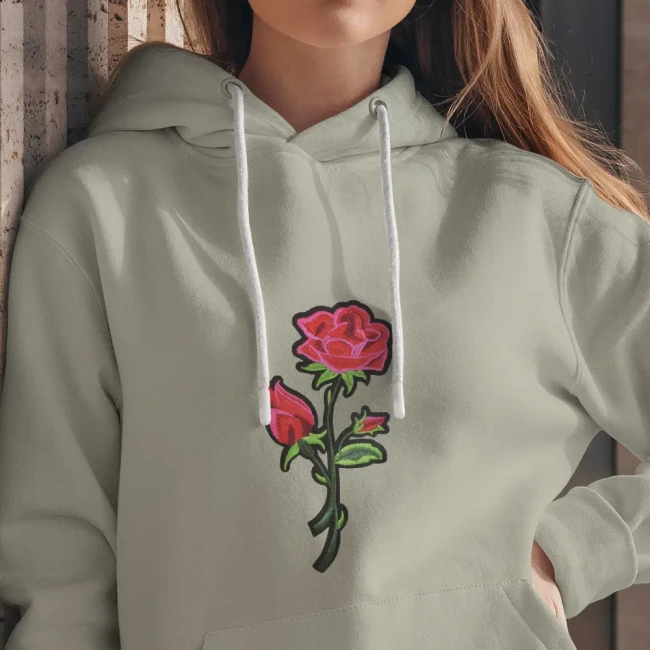 Hoodie portée par une jeune femme avec un patch cousu devant Patch rose qui customise un sweatshirt