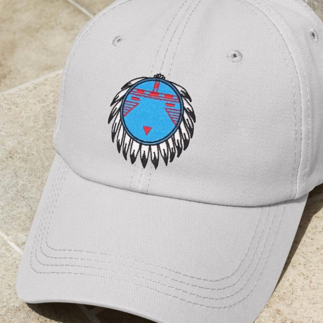 Patch tribal thermocollant bleu sur casquette crème