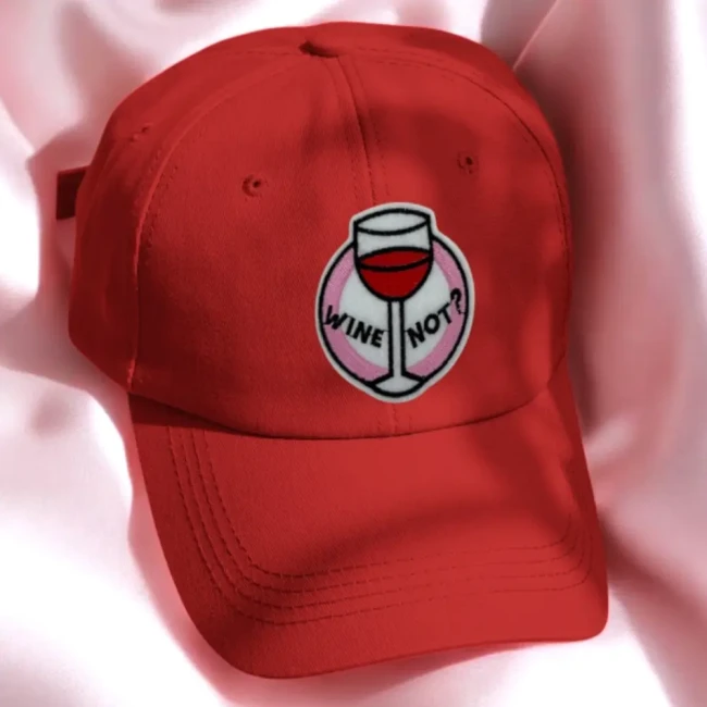 Patch Wine Not? appliqué sur une casquette rouge