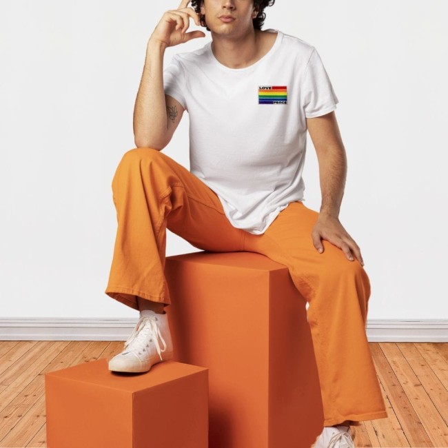 Exemple de pose du patch LGBTQ+ Love & Peace sur un tee-shirt Patch Love & Peace brodé porté sur tee-shirt blanc, placement poitrine