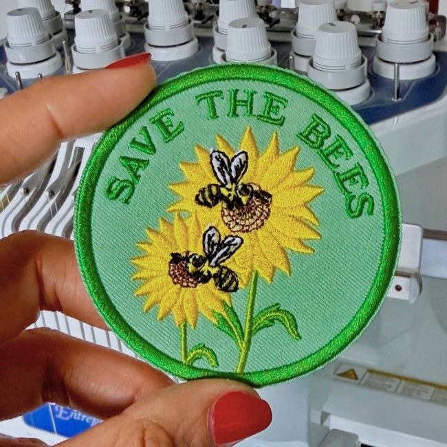 Zoom sur la broderie du patch abeille Save the Bees brodé dans mo atelier de broderie Détail du patch brodé Save the Bees avec abeilles et tournesol
