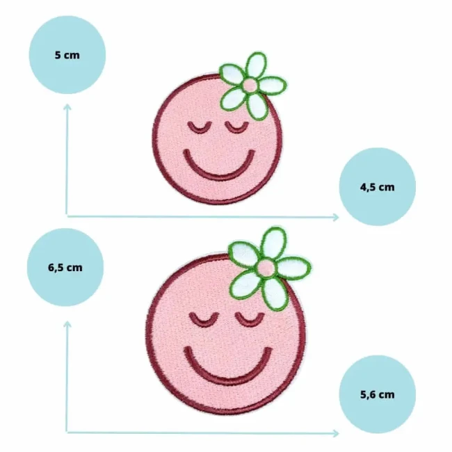 Smiley brodé avec fleur blanche stylisée 2 tailles disponibles  5 cm x 4,5 cm ou 6,5 cm x 5,6 cm