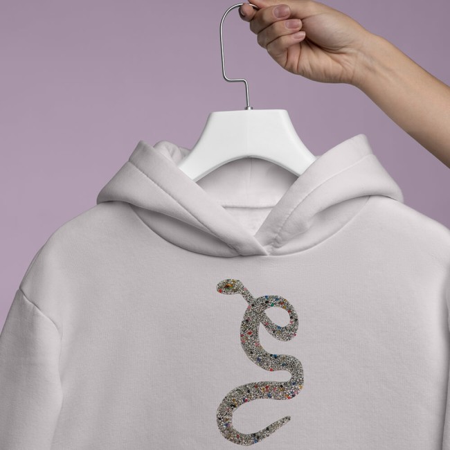 Patch serpent en strass sur un sweatshirt