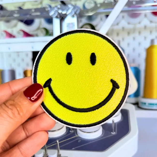 Ecusson thermocollant vêtement smiley emoji brod dans mon atelier Patch smiley décliné en plusieurs couleurs flashy - jaune, vert fluo, turquoise, fuchsia