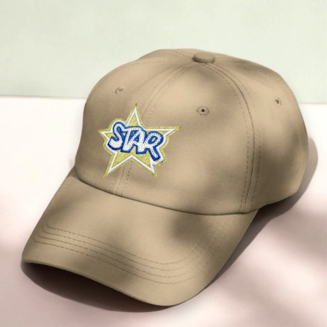 Patch STAR à sequins sur une casquette beige
