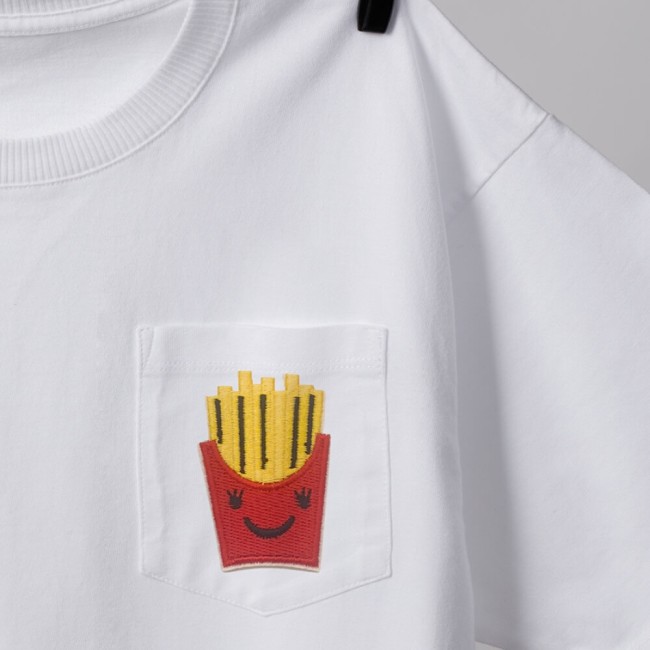 cornet de frite brodé qui customise un tee-shirt blanc