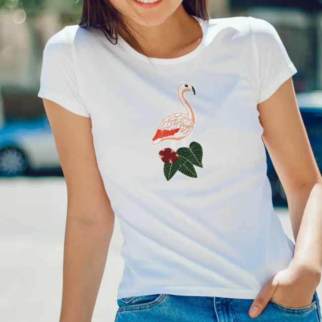 Tee-shirt femme avec l'écusson flamant rose Patch flamant rose brodé sur un tshirt