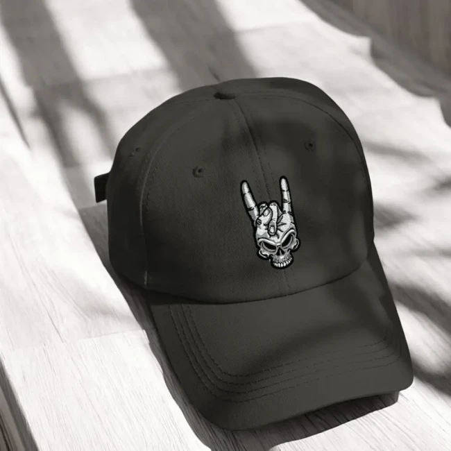Ecusson biker tête de mort brodé posé sur une casquette noire Patch brodé main rock et tête de mort sur une casquette noire