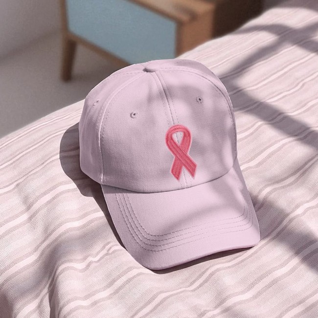 Patch brodé ruban rose sur une casquette blanche, symbole d’Octobre Rose 