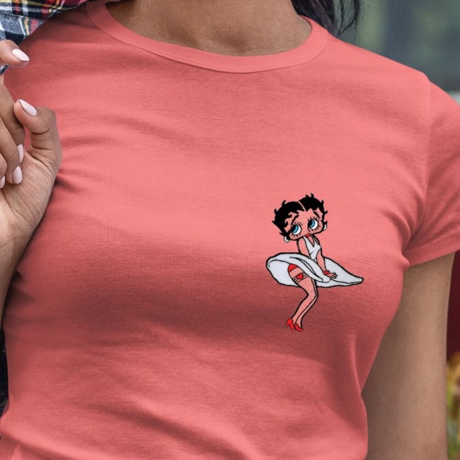 Motif thermoocollant Betty Boop qui customise un t-shirt basique femme Tee-shirt rose avec le patch Betty boop sur la poitrine