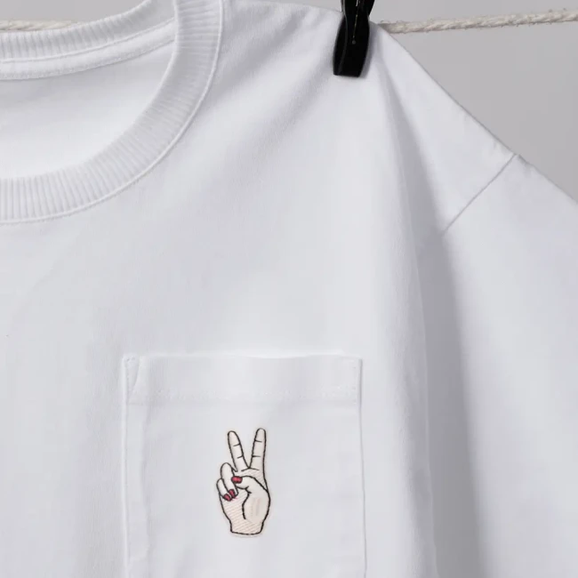 Écusson thermocollant signe peace Patch brodé main faisant le signe peace sur poche blanche